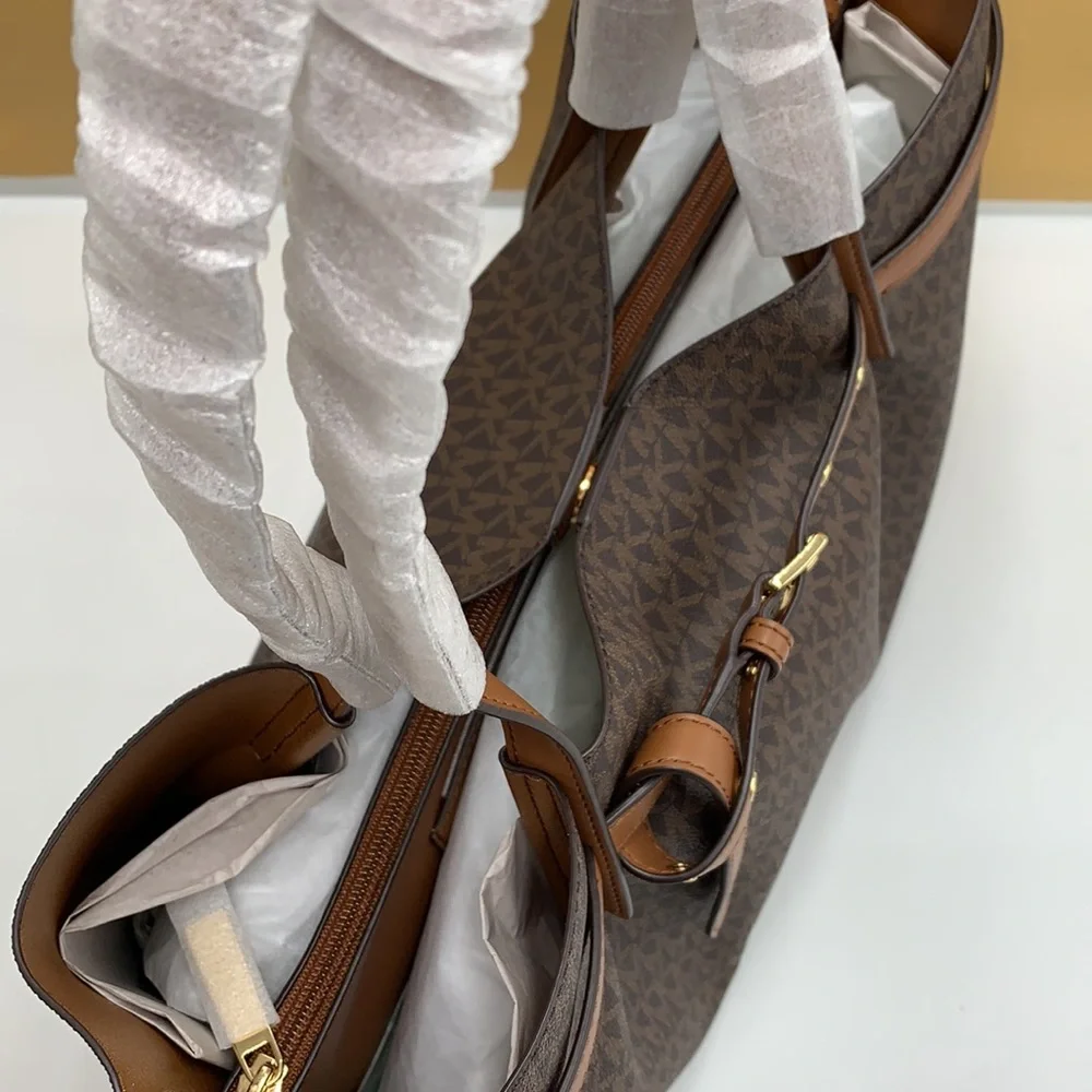 MICHAEL KORS 
Emilia Large Logo Tote Bag BROWN SIGNATURE COLOR - Picture 8 of 15